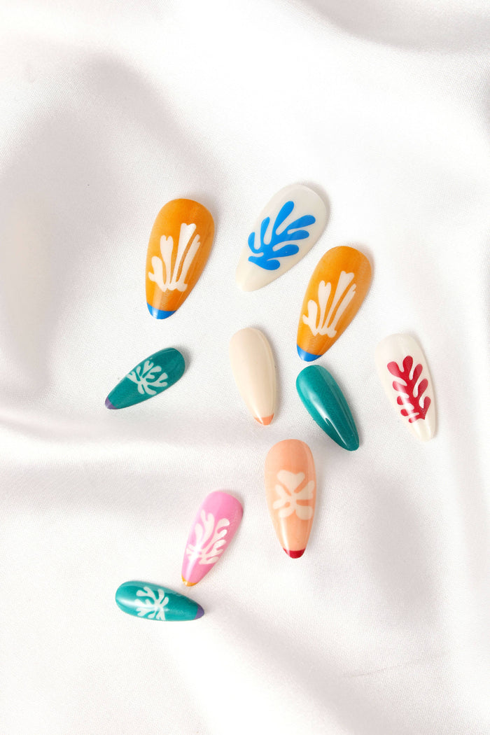 HENRI MATISSE SNOW FLOWERS - ALMOND PRESS-ON NAILS